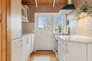 Fridge, oven, stovetop, dishwasher - Idyllic family summer house 75 meters from coast (Gørlev)