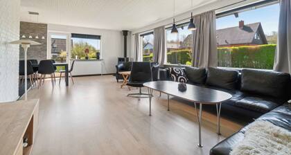 Modern holiday home with sea view in Tejn