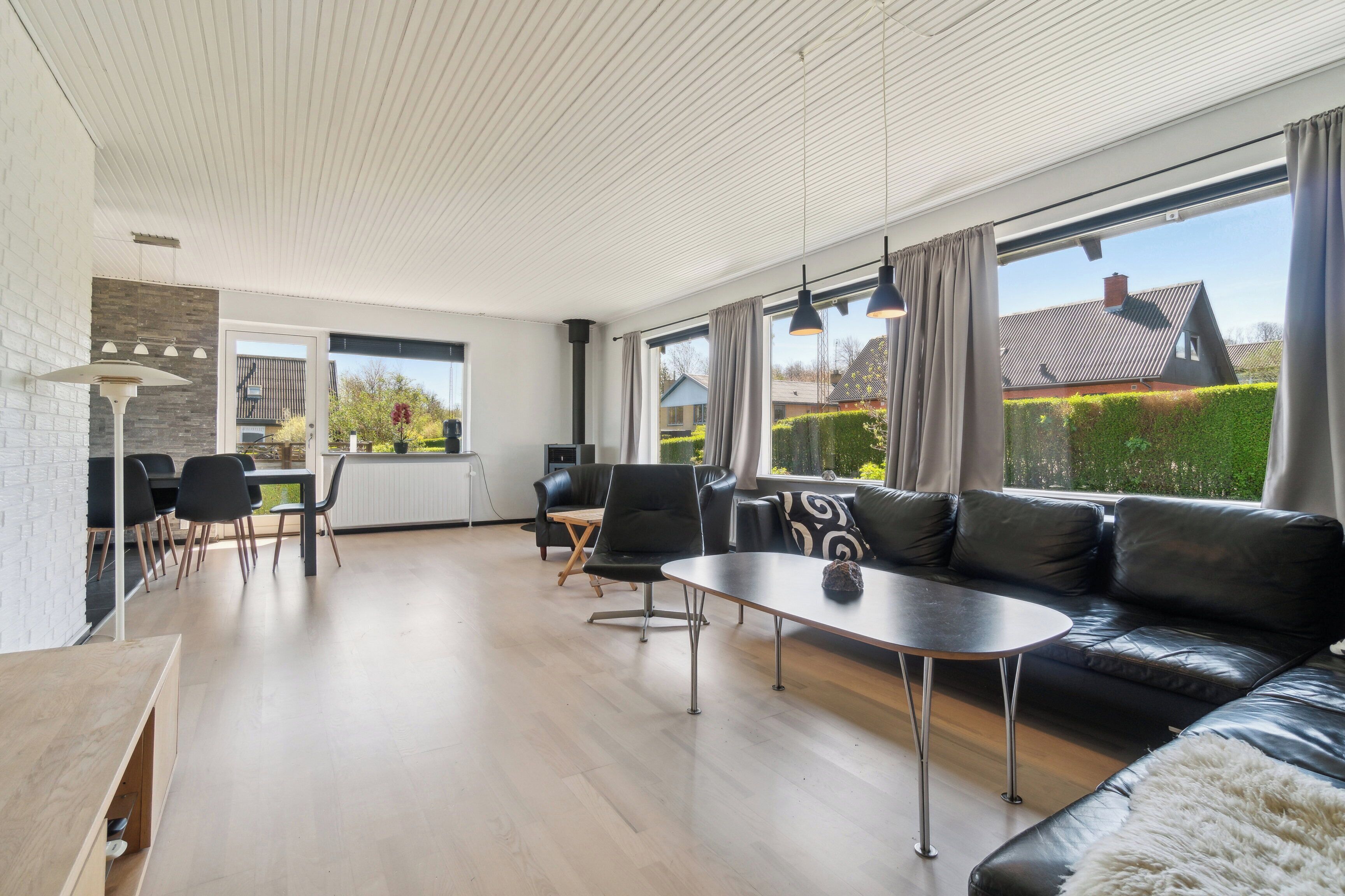Tv, eldstad, dvd-spelare och bordsfotboll