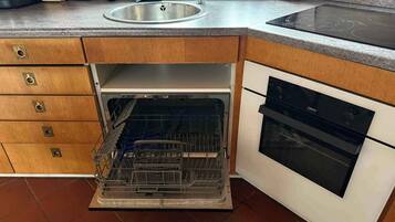 Køleskab, ovn, kogeplade, opvaskemaskine