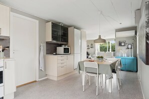 Fridge, microwave, oven, stovetop - Lovely summer house in Øster Hurup (Hadsund)