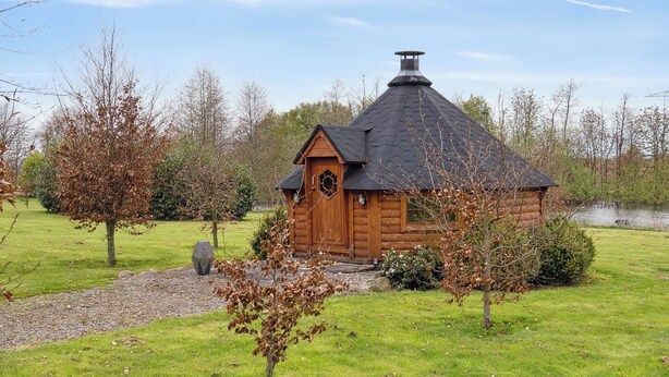 A log cabin with a conical roof, a wooden door, and a stone pathway leading to it. - Lovely house with pool near charming Aarhus (Hasselager)