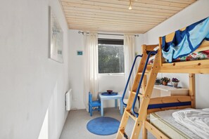 A bunk bed room with a window, a small table, and a chair. - Lovely cottage with view of the Limfjord (Storvorde)