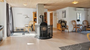 Ein großzügiger Wohnbereich mit Kamin, Holzmöbeln und modernem Design.