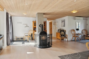 Ein großzügiger Wohnbereich mit Kamin, Holzmöbeln und modernem Design.