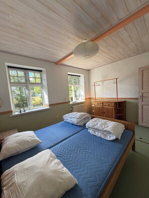 4 bedrooms, iron/ironing board, WiFi (free) - Idyllic country house with sea view and sunsets (Rønne)
