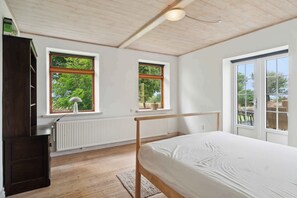 4 bedrooms, iron/ironing board, free WiFi