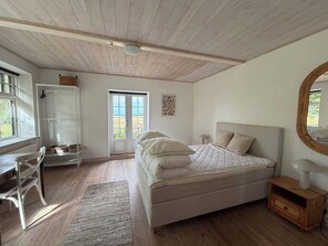 4 bedrooms, iron/ironing board, free WiFi