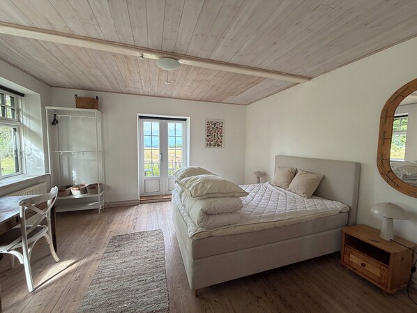 4 bedrooms, iron/ironing board, free WiFi