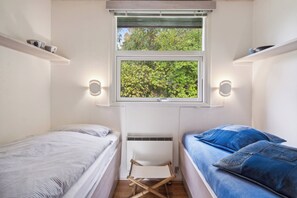 2 bedrooms, iron/ironing board, free WiFi, wheelchair access - Cozy summer house close to the beach (Glesborg)