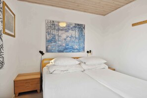 3 bedrooms, in-room safe, iron/ironing board, free WiFi