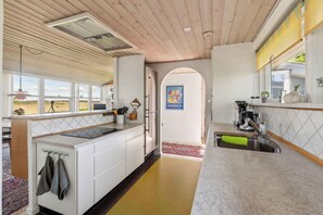 Kjøleskap, ovn, kokeplater og oppvaskmaskin