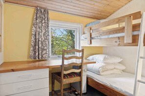3 bedrooms, in-room safe, iron/ironing board, free WiFi