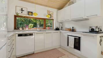 Fridge, oven, stovetop, dishwasher