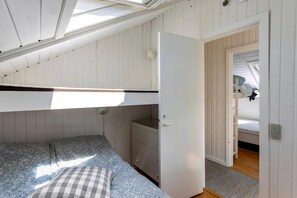 4 bedrooms, iron/ironing board, free WiFi - Idyllic summer house close to beach and forest (Tisvildeleje)
