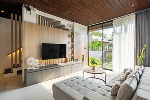Villa Deluxe, 3 habitaciones, vistas a la piscina | Zona de estar | Smart TV de 55 pulgadas con canales digitales, Netflix