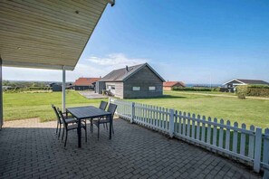 Outdoor dining - Large family house with a beautiful view (Vinderup)