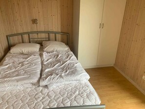 4 bedrooms, iron/ironing board, free WiFi