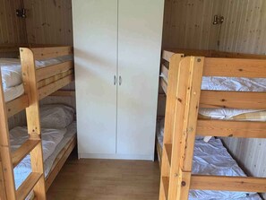 4 bedrooms, iron/ironing board, free WiFi