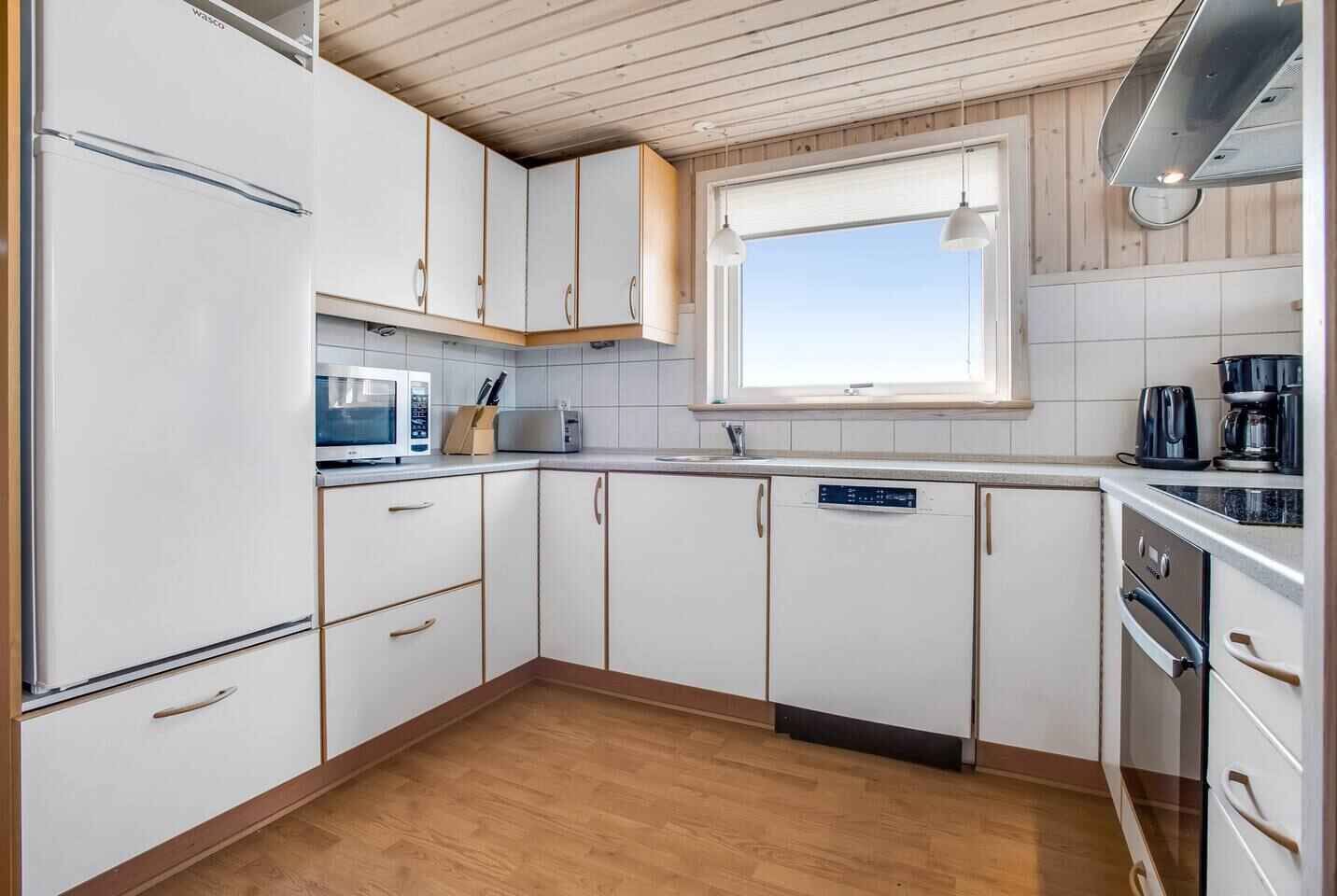 Jääkaappi, mikroaaltouuni, uuni, astianpesukone