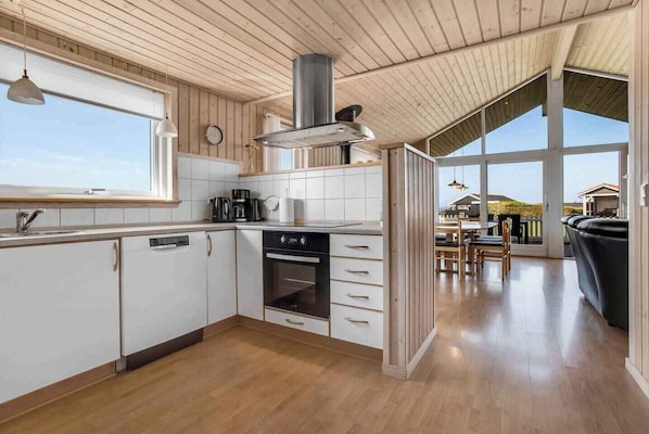 Réfrigérateur, four, lave-vaisselle, cafetière/bouilloire