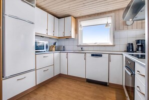 Fridge, microwave, oven, dishwasher - Large family house with a beautiful view (Vinderup)