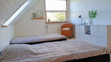 4 bedrooms, iron/ironing board, free WiFi