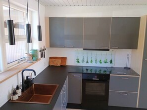 Køleskab, mikrobølgeovn, ovn, kogeplade