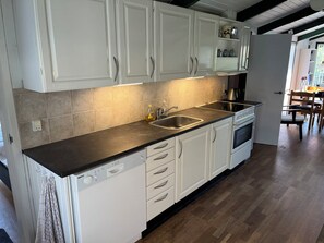 Fridge, microwave, oven, stovetop - Cozy holiday home with space for relaxation (Fjerritslev)