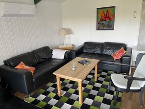 TV, fireplace, DVD player, stereo - Cozy holiday home with space for relaxation (Fjerritslev)