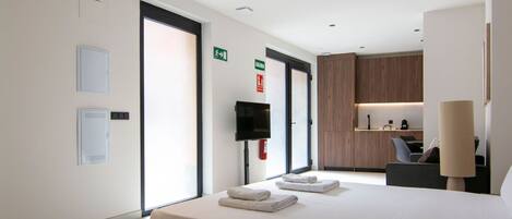 Tabla de planchar con plancha, cuna de viaje, wifi gratis y ropa de cama