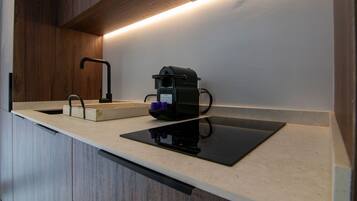 Een koelkast, een magnetron, een oven, een kookplaat