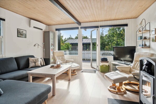Fireplace, DVD player, stereo - Enjoy a holiday just 200 m from Ringkøbing Fjord (Skjern)