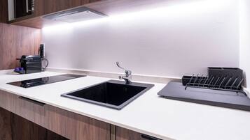 Een koelkast, een magnetron, een oven, een kookplaat