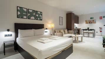 Een strijkplank/strijkijzer, reisbedje, gratis wifi, beddengoed