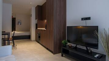 Een strijkplank/strijkijzer, reisbedje, gratis wifi, beddengoed