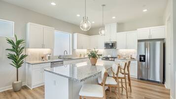 Een koelkast, een magnetron, een oven, een kookplaat