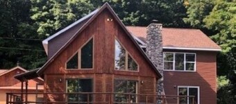 Large 6-bedroom home, sleeps 16! WiFi and a private sandy beach in Traverse City