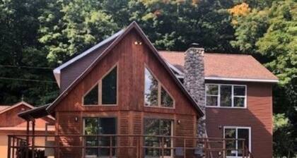 Large 6-bedroom home, sleeps 16! WiFi and a private sandy beach in Traverse City