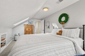 3 bedrooms, desk, iron/ironing board, free WiFi