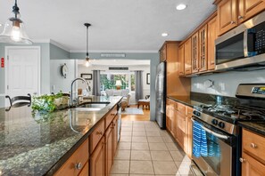 冷蔵庫、電子レンジ、オーブン、コンロ