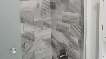 SĂšche-cheveux, serviettes fournies, savon, papier toilette
