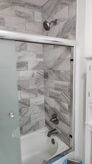 Secadora de cabello, toallas, jabón, papel de baño