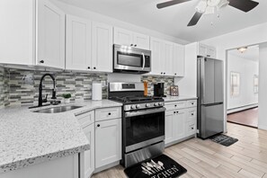 Fridge, microwave, oven, stovetop - Seaside Cottage: 1 block to free beach w/ NY Skyline. 30min to NYC.  (Keansburg)