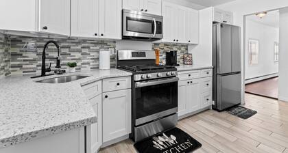 Seaside Cottage: 1 block to free beach w/ NY Skyline. 30min to NYC.