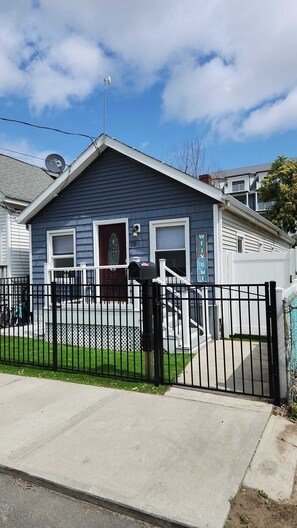 Exterior - Seaside Cottage: 1 block to free beach w/ NY Skyline. 30min to NYC.  (Keansburg)