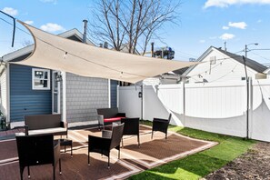 Terrace/patio - Seaside Cottage: 1 block to free beach w/ NY Skyline. 30min to NYC.  (Keansburg)