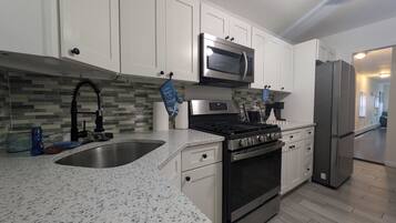 冰箱、微波炉、烤箱、炉灶