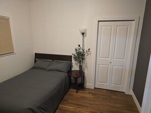 1 quarto, ferros/tábuas de passar roupa, roupa de cama