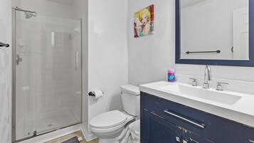 Ducha, secador de pelo, toallas, jabón